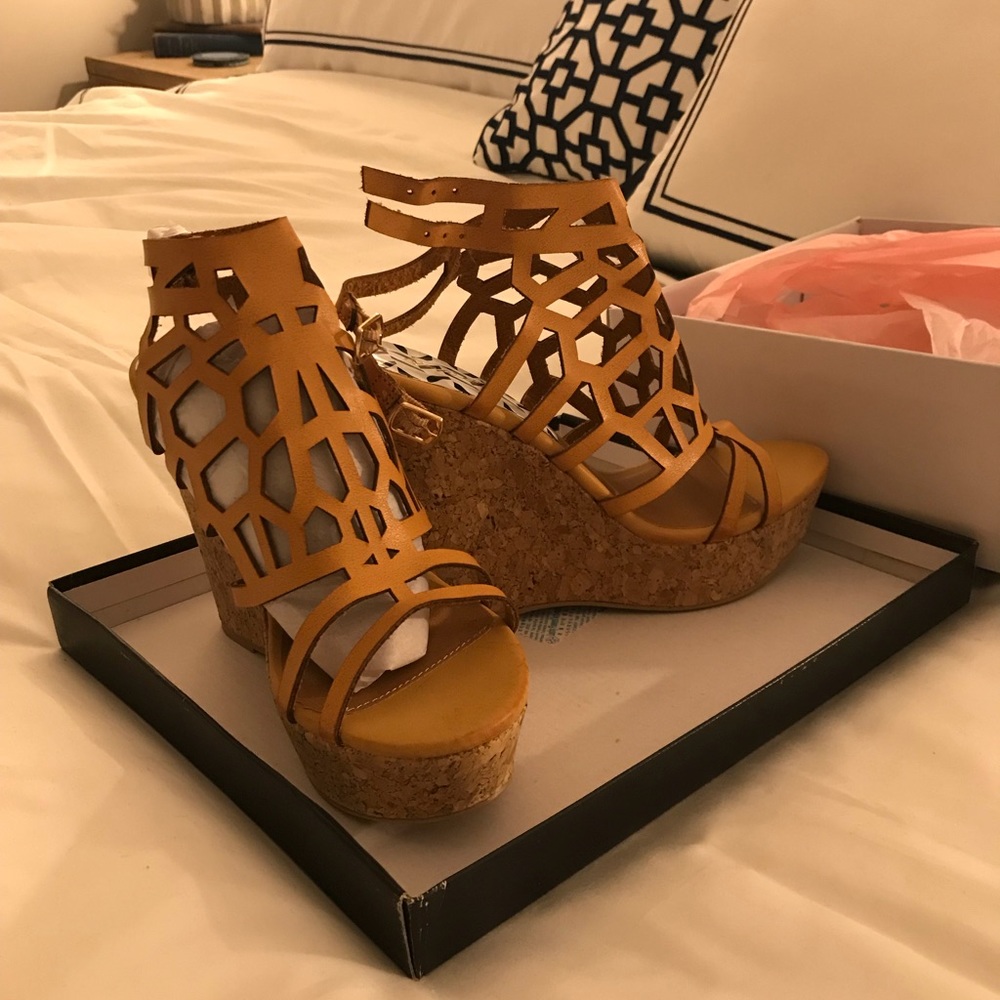 *NEW* Lulus camel wedges